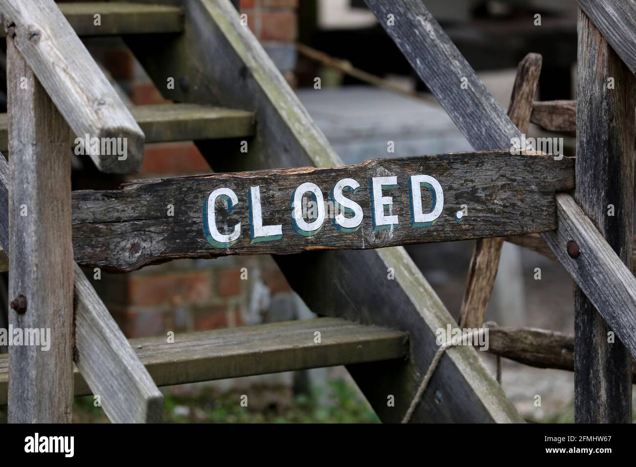 Ein geschlossenes Schild an einer Treppe im Weald & Downland Living Museum in Singleton, Chichester, West Sussex, Großbritannien. Stockfoto