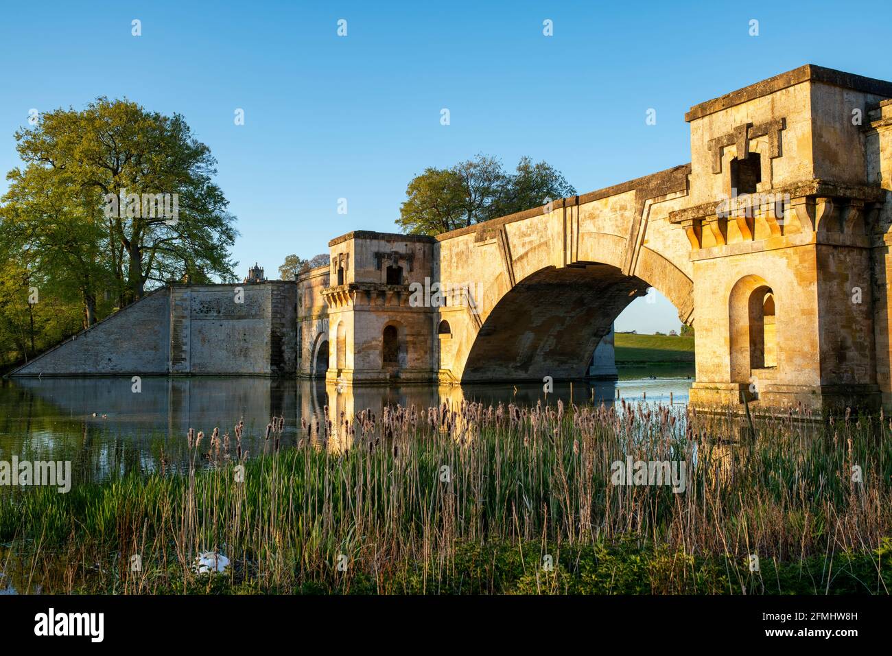 Sir John Vanbrughs Grand Bridge auf dem Gelände des Blenheim Palace im Frühjahr bei Sonnenaufgang. Blenheim Palace, Woodstock, Oxfordshire, England Stockfoto