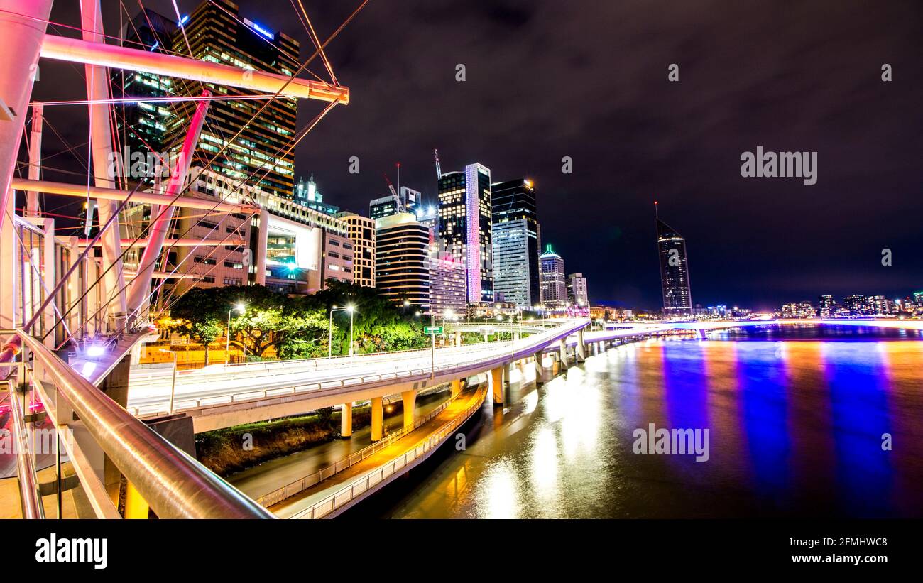 Brisbane City bei Nacht Langzeitbelichtung mit Riverside Expressway und Kurilpa-Brücke Stockfoto