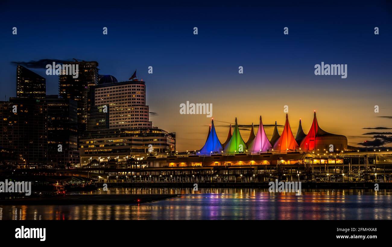 Blaue Stunde nach Sonnenuntergang über dem Hafen und dem farbenfrohen Sails of Canada Place, dem Kreuzfahrthafen an der Waterfront von Vancouver, Kanada Stockfoto