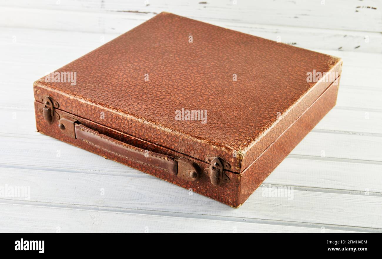 Vintage braun Leder Vinyl Schallplattenbox auf weißem Holzhintergrund Stockfoto