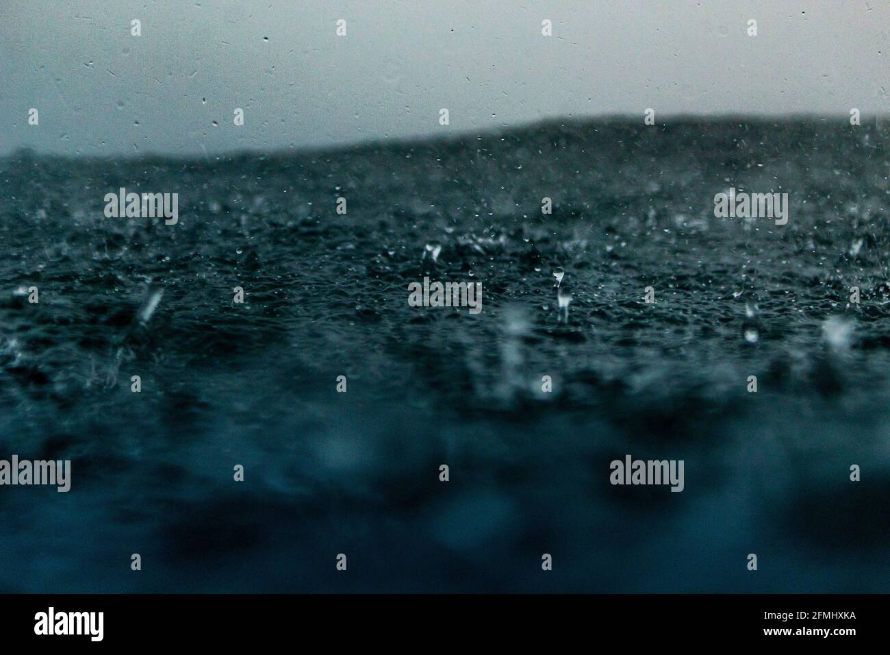 Tröpfchen Treffen Auf Die Wasseroberfläche Ocean Sea Rain Drops Stockfoto