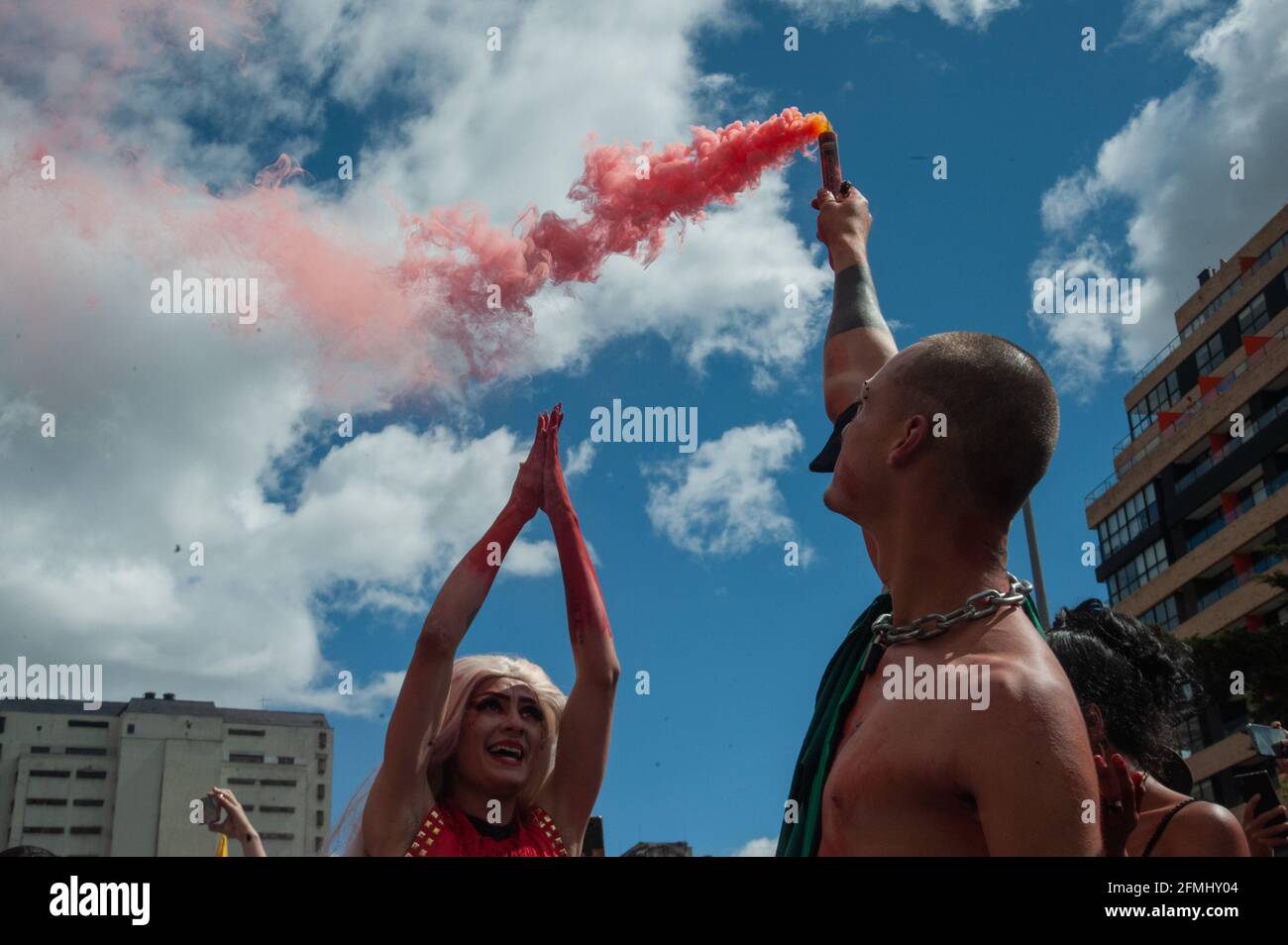 Bogota, Cundinamarca, Kolumbien. Mai 2021. LGTB und Trans-Gemeinden führen Demonstrationen an, als Tausende das Zentrum von Bogota, Kolumbien, in einer Demonstration gegen die Anzahl der Toten in Fällen von Polizeibrutalität überfluteten, die während der Demonstrationen und der Gesundheitsreform von Präsident Ivan Duque Marquez am 9. Mai im ganzen Land zu mehr als 30 Toten führten, 2021. Foto: Chepa Beltran/Long Visual Press via ZUMA Wire Quelle: Chepa Beltran/LongVisual/ZUMA Wire/Alamy Live News Stockfoto