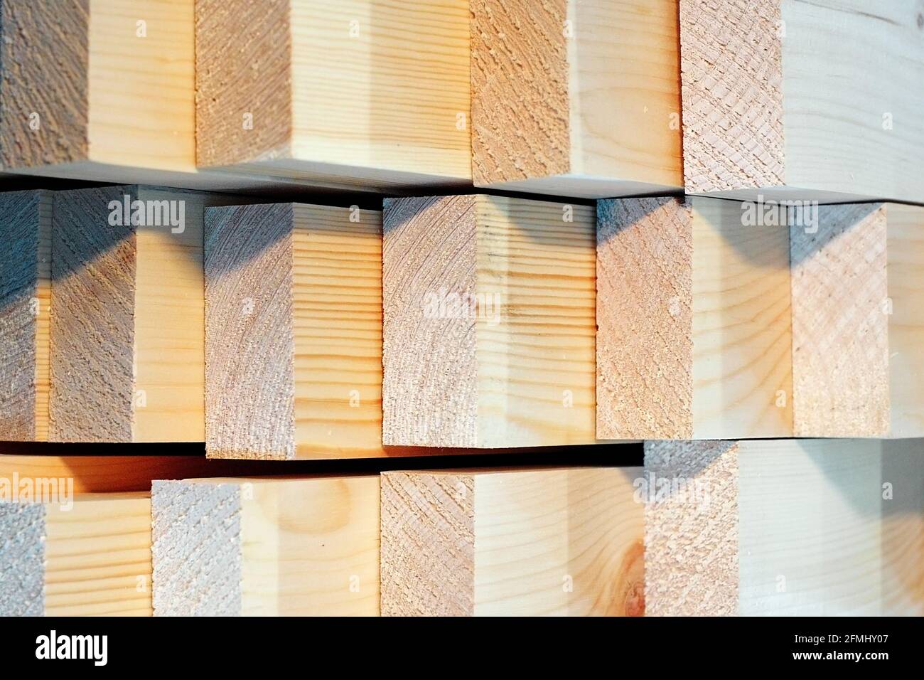Neue gehobelte Holzplanken aus nächster Nähe. Werbefoto von Baumaterialien. Hintergrund für Holzverkäufe. Stockfoto