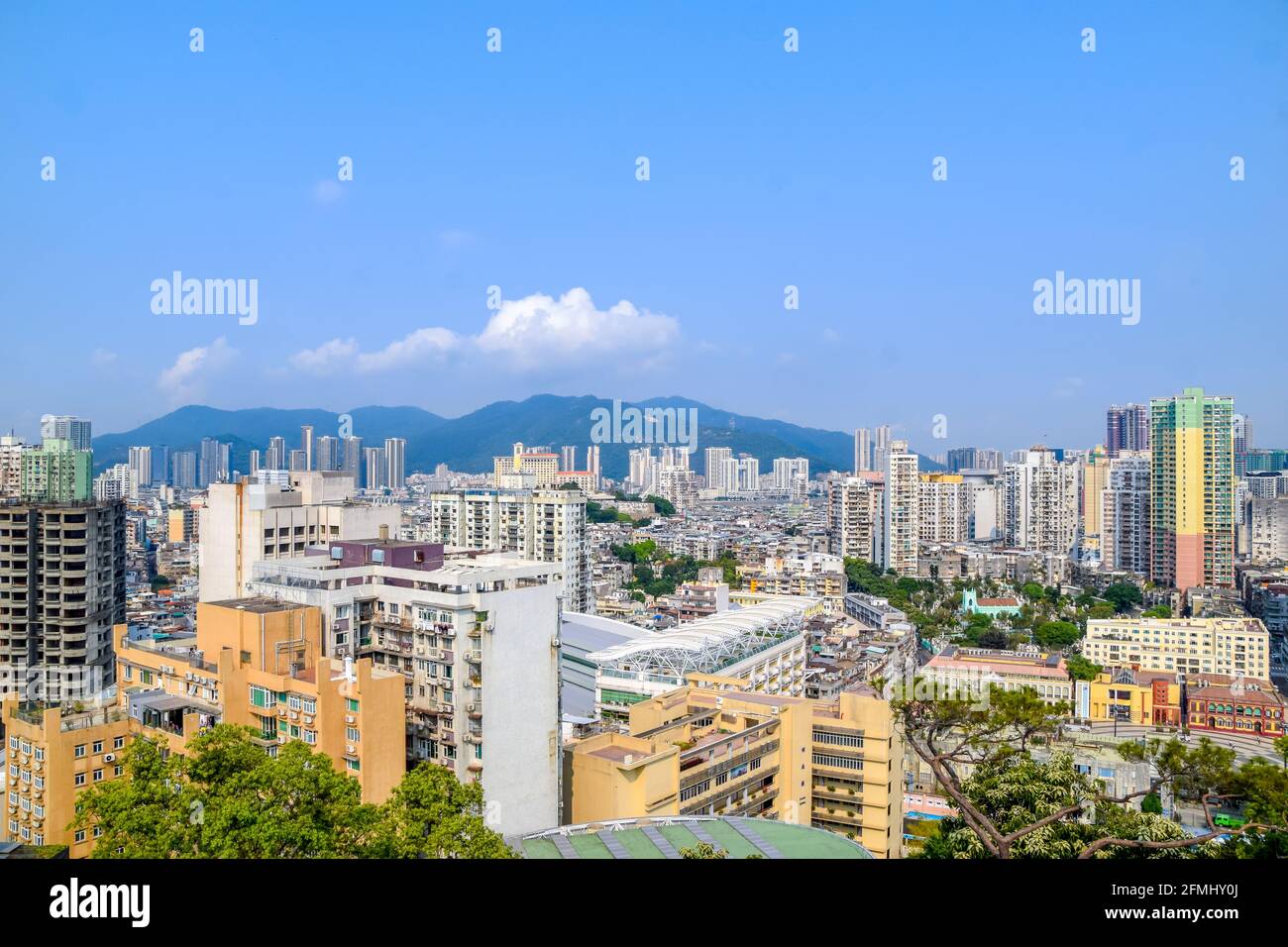 Macao, China - 2. April 2020: Panorama der Guia Lighthouse Festung und Kapelle unserer Lieben Frau, Farol e Fortaleza da Guia. São Lazaro, Macao. Stockfoto