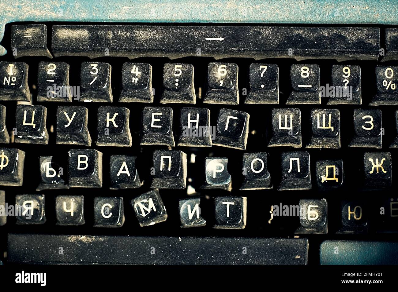 Tastatur mit russischen Buchstaben einer alten Schreibmaschine Nahaufnahme. Draufsicht Stockfoto