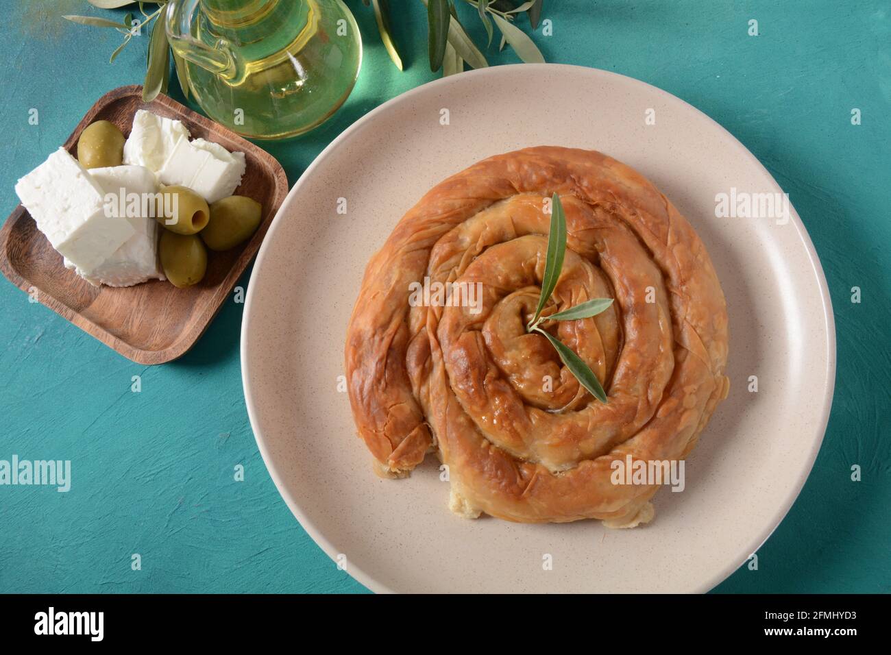 Griechischer Spanakopita oder Spiralkuchen aus Phyllo-Teig, Spinat ...