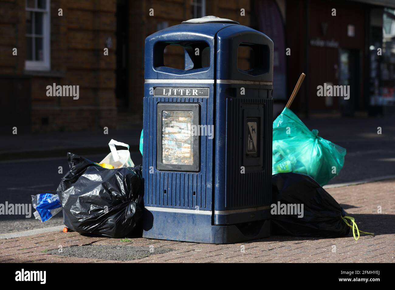 Überfüllte öffentliche Mülltonnen auf den Straßen von London, Großbritannien. Stockfoto