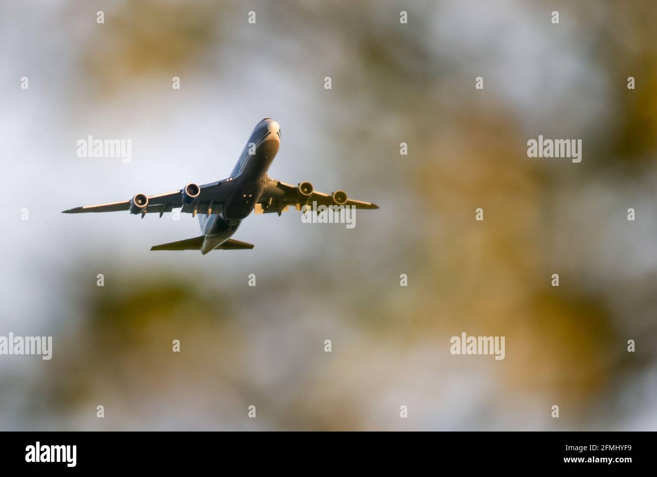 Leipzig, Deutschland. Mai 2021. Vom Flughafen Leipzig/Halle startet ein Frachtflugzeug der russischen AirBridgeCargo für den Transport von gekühlten Medikamenten. Der Flughafen ist seit Anfang 2020 CEIV Pharma zertifiziert. Dank der kurzen Wege am Flughafen und einem Kühllager für die empfindlichen Produkte ist der Flughafen in der Lage, zeitkritische und temperaturempfindliche pharmazeutische Sendungen rund um die Uhr abzuwickeln. Quelle: Jan Woitas/dpa-Zentralbild/dpa/Alamy Live News Stockfoto