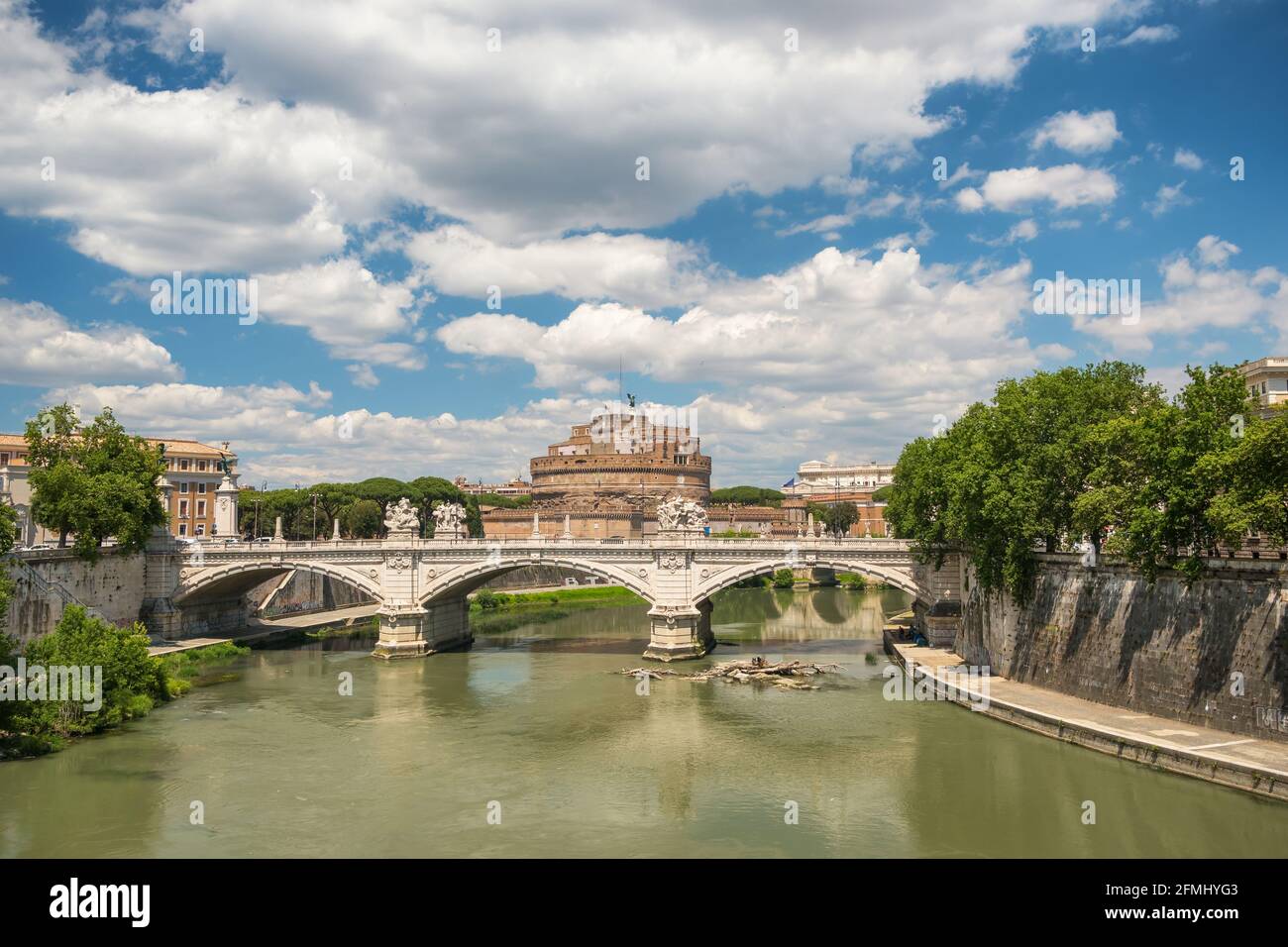 Engelsburg und Brücke über den Tiber in Rom Stockfoto