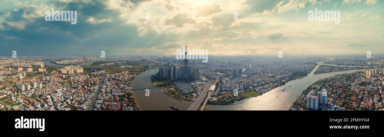 Drohnenansicht Foto der Skyline von Ho Chi Minh mit Dramatischer Himmel Stockfoto