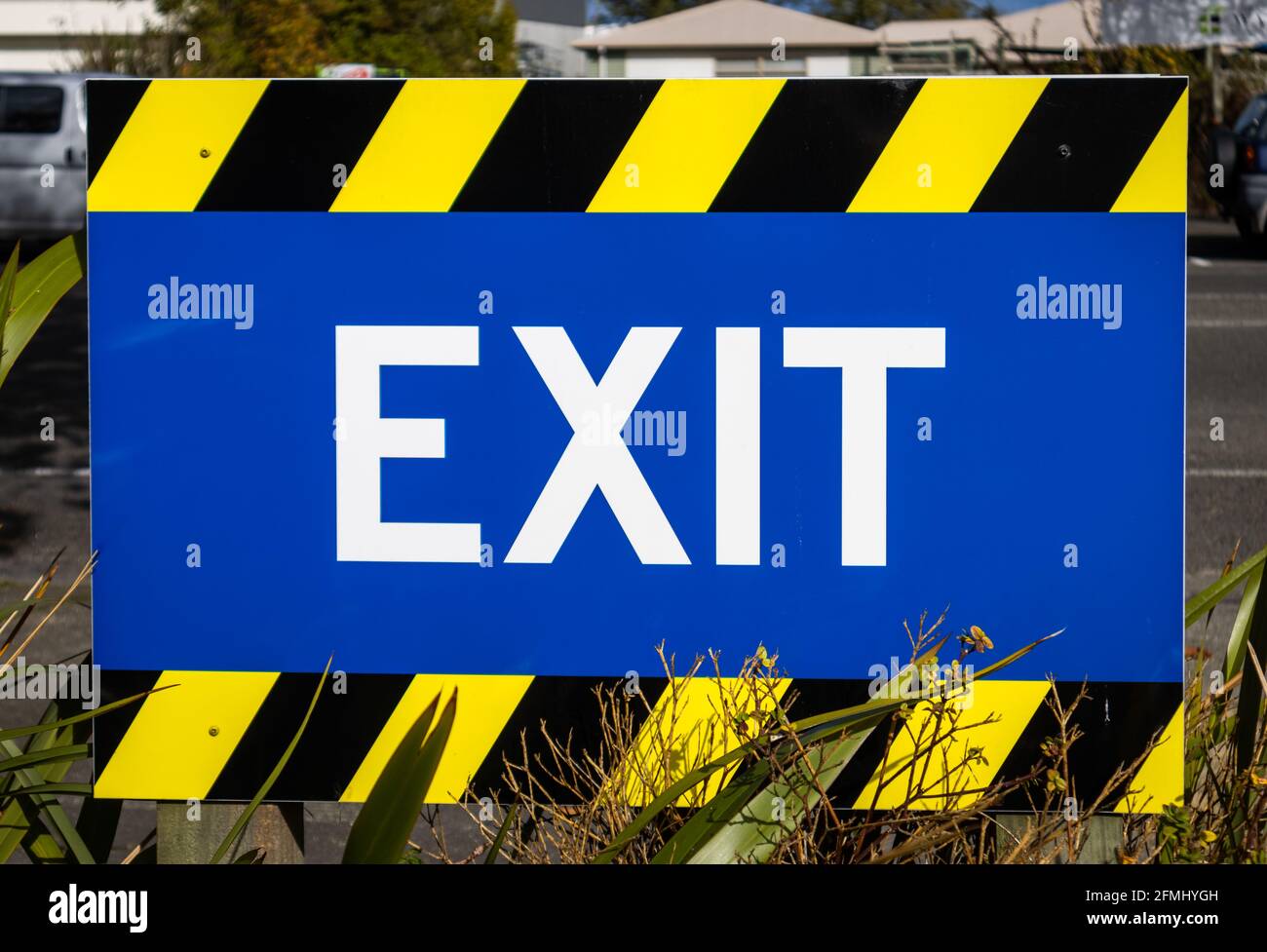 Helle Farben auf diesem No Entry Schild.. Sagt den Leuten, dass sie auf diese Weise ausgehen sollen. Stockfoto