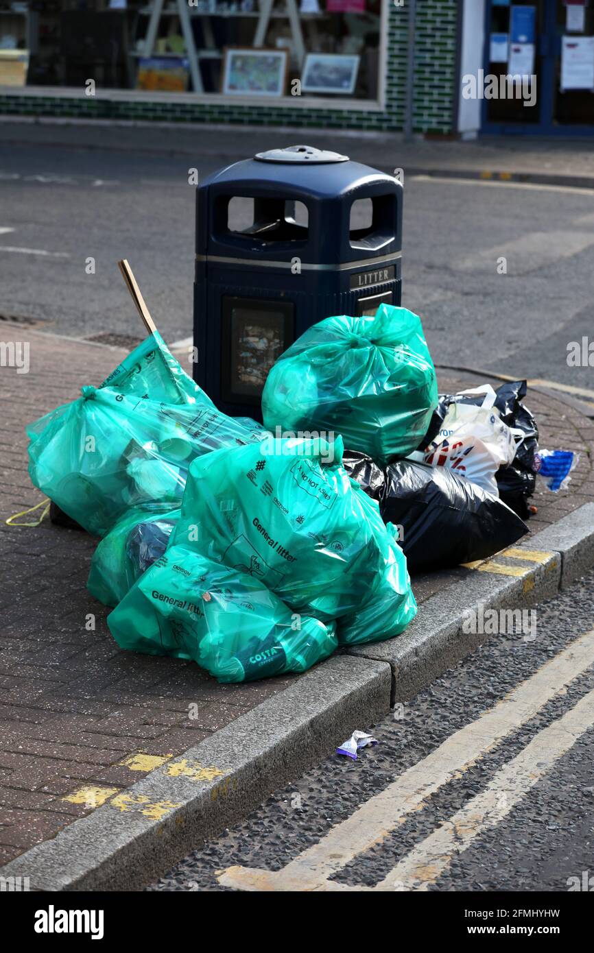 Überfüllte öffentliche Mülltonnen auf den Straßen von London, Großbritannien. Stockfoto