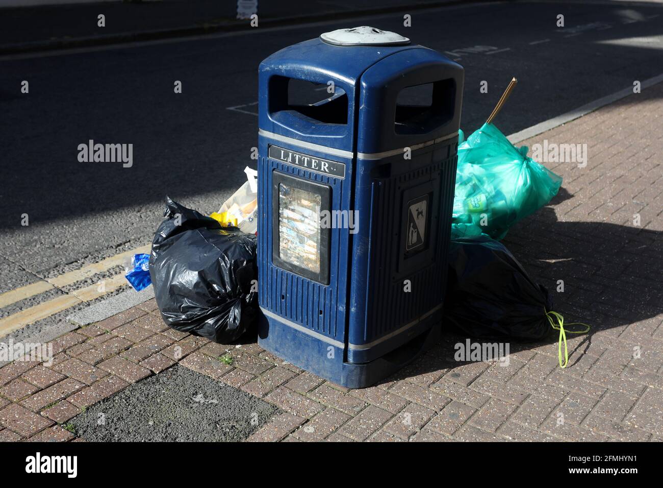 Überfüllte öffentliche Mülltonnen auf den Straßen von London, Großbritannien. Stockfoto