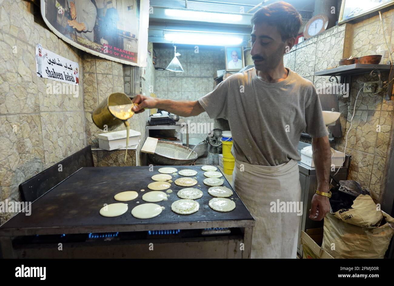 Ein Mann aus Palästina, der Atayef (Qatayef) zubereitet - EIN traditionelles Dessert Beliebt während des heiligen Monats Ramadan und besonders während Eid Al Fitr Urlaub Stockfoto
