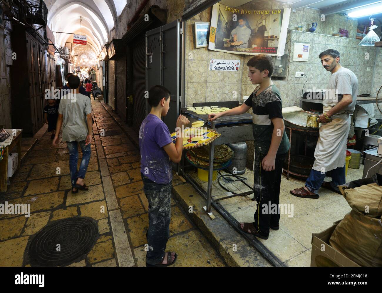 Ein Mann aus Palästina, der Atayef (Qatayef) zubereitet - EIN traditionelles Dessert Beliebt während des heiligen Monats Ramadan und besonders während Eid Al Fitr Urlaub Stockfoto