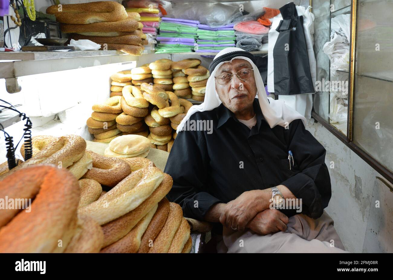 Ein Palästinenser, der Ka'ak-Brot aus seinem kleinen Laden im muslimischen Qt. In der Altstadt von Jerusalem verkauft. Stockfoto