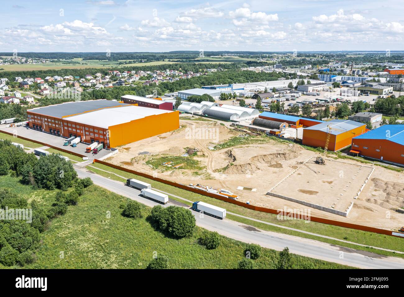 Panorama-Luftaufnahme des Distributionszentrums in der industriellen Logistikzone. Drohnenfotografie Stockfoto