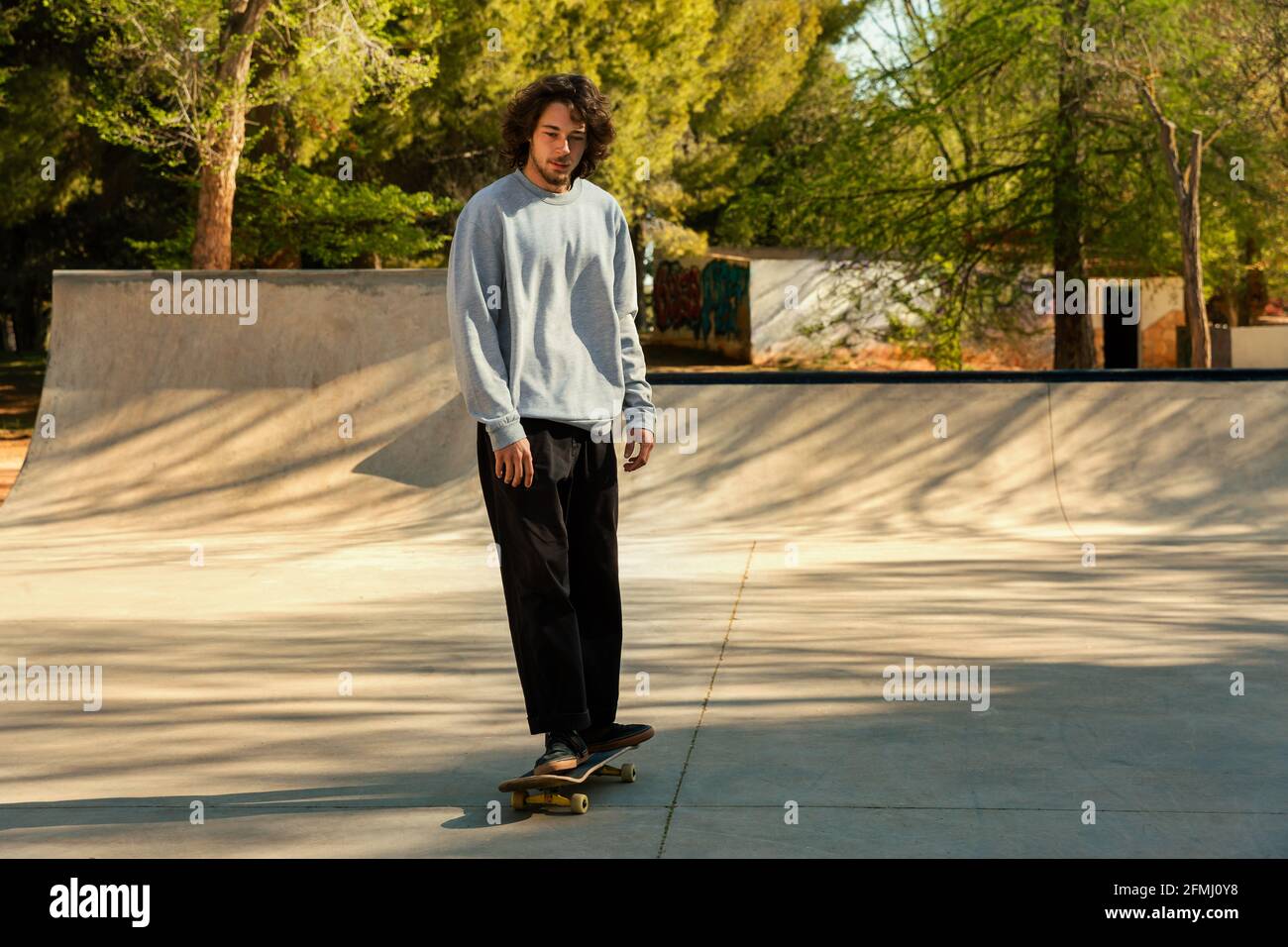 Junger Mann auf einem Skateboard im städtischen Skatepark Stockfoto