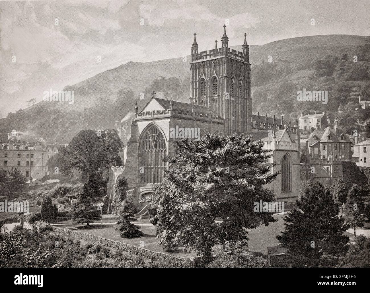 Ein Blick aus dem späten 19. Jahrhundert auf das Priory Great Malvern in Malvern, Worcestershire, England, das früher ein Benediktinerkloster war und heute eine anglikanische Pfarrkirche ist. Das heutige Gebäude stammt aus dem Jahr 1085, mit hauptsächlich Struktur aus dem 15. Jahrhundert, Boden und Wandfliesen. Erweiterungen der ursprünglichen normannischen Architektur Kirche begann um 1440 in der senkrechten Stil und die Arbeit dauerte bis 1502. Im Jahr 1860 wurden umfangreiche Restaurierungsarbeiten von Sir George Gilbert Scott durchgeführt. Stockfoto Ein Blick aus dem späten 19. Jahrhundert auf das Priory Great Malvern in Malvern, Worcestershire, England, das früher ein Benediktinerkloster war und heute eine anglikanische Pfarrkirche ist. Das heutige Gebäude stammt aus dem Jahr 1085, mit hauptsächlich Struktur aus dem 15. Jahrhundert, Boden und Wandfliesen. Erweiterungen der ursprünglichen normannischen Architektur Kirche begann um 1440 in der senkrechten Stil und die Arbeit dauerte bis 1502. Im Jahr 1860 wurden umfangreiche Restaurierungsarbeiten von Sir George Gilbert Scott durchgeführt. Stockfoto