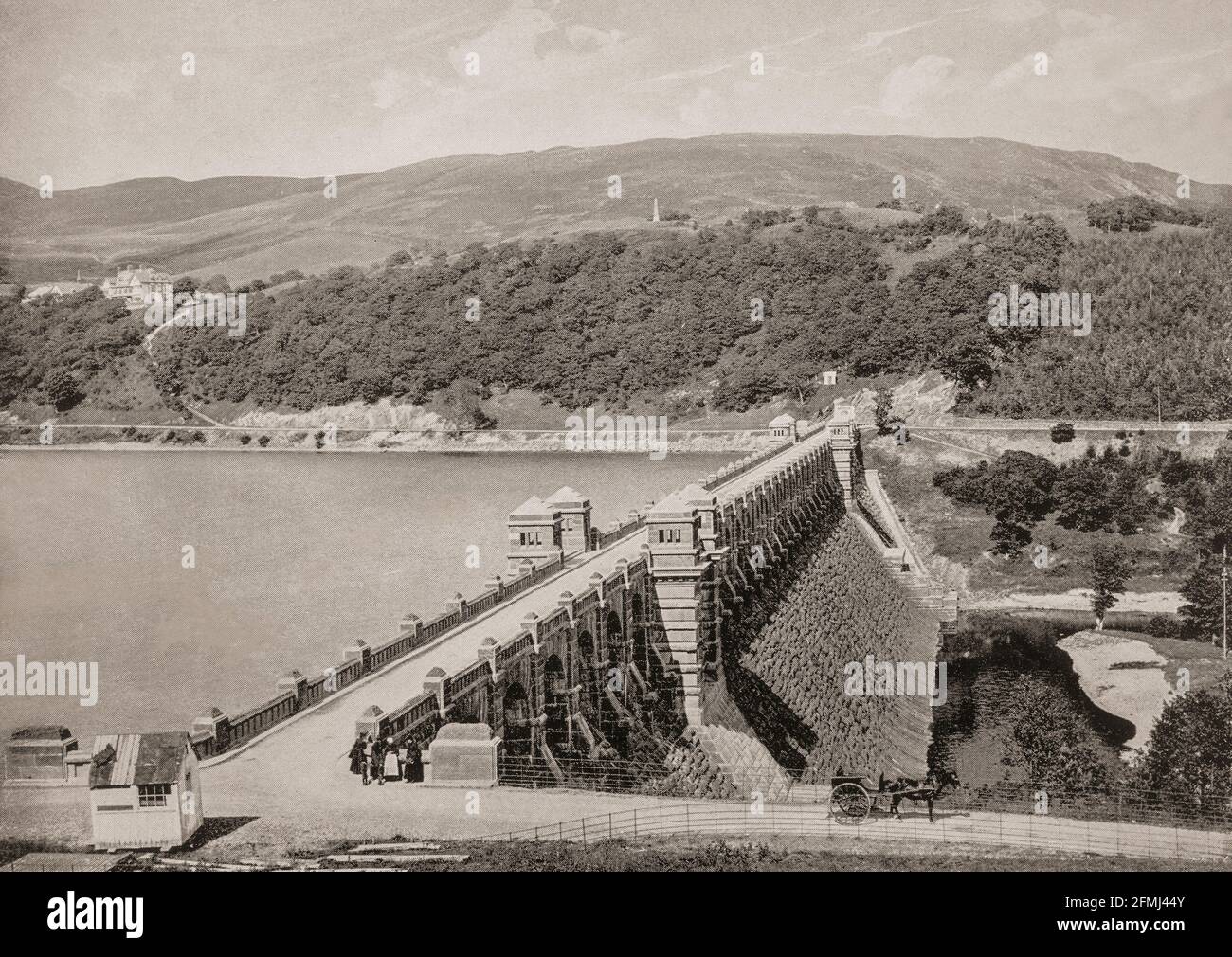 Ein Blick aus dem späten 19. Jahrhundert auf den neu erbauten Lake Vyrnwy, einem Stausee in Powys, Wales, der in den 1880er Jahren für die Liverpool Corporation Waterworks zur Versorgung von Liverpool mit frischem Wasser erbaut wurde. Es überflutete den Kopf des Vyrnwy-Tals und untertauchte das Dorf Llanwddyn. Stockfoto Ein Blick aus dem späten 19. Jahrhundert auf den neu erbauten Lake Vyrnwy, einem Stausee in Powys, Wales, der in den 1880er Jahren für die Liverpool Corporation Waterworks zur Versorgung von Liverpool mit frischem Wasser erbaut wurde. Es überflutete den Kopf des Vyrnwy-Tals und untertauchte das Dorf Llanwddyn. Stockfoto