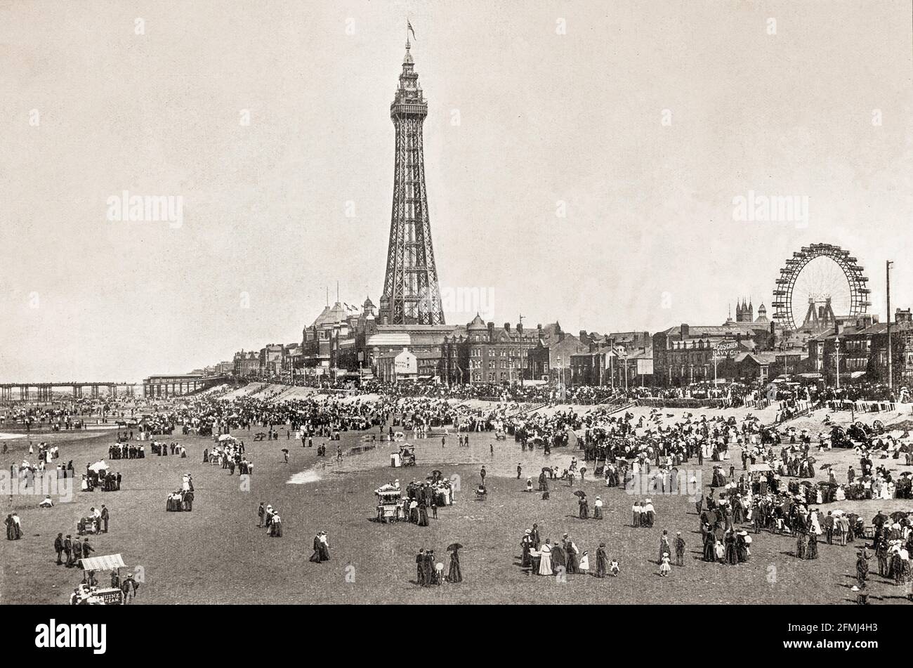 Ein Blick aus dem späten 19. Jahrhundert auf den Strand und den Ferienort Blackpool in Lancashire, England. Das Zentrum ist der Blackpool Tower, eine Touristenattraktion, die am 14. Mai 1894 der Öffentlichkeit zugänglich gemacht wurde. Inspiriert vom Eiffelturm in Paris, war der Blackpool Tower bei seiner Eröffnung das höchste von Menschenhand geschaffte Bauwerk im britischen Empire. Stockfoto