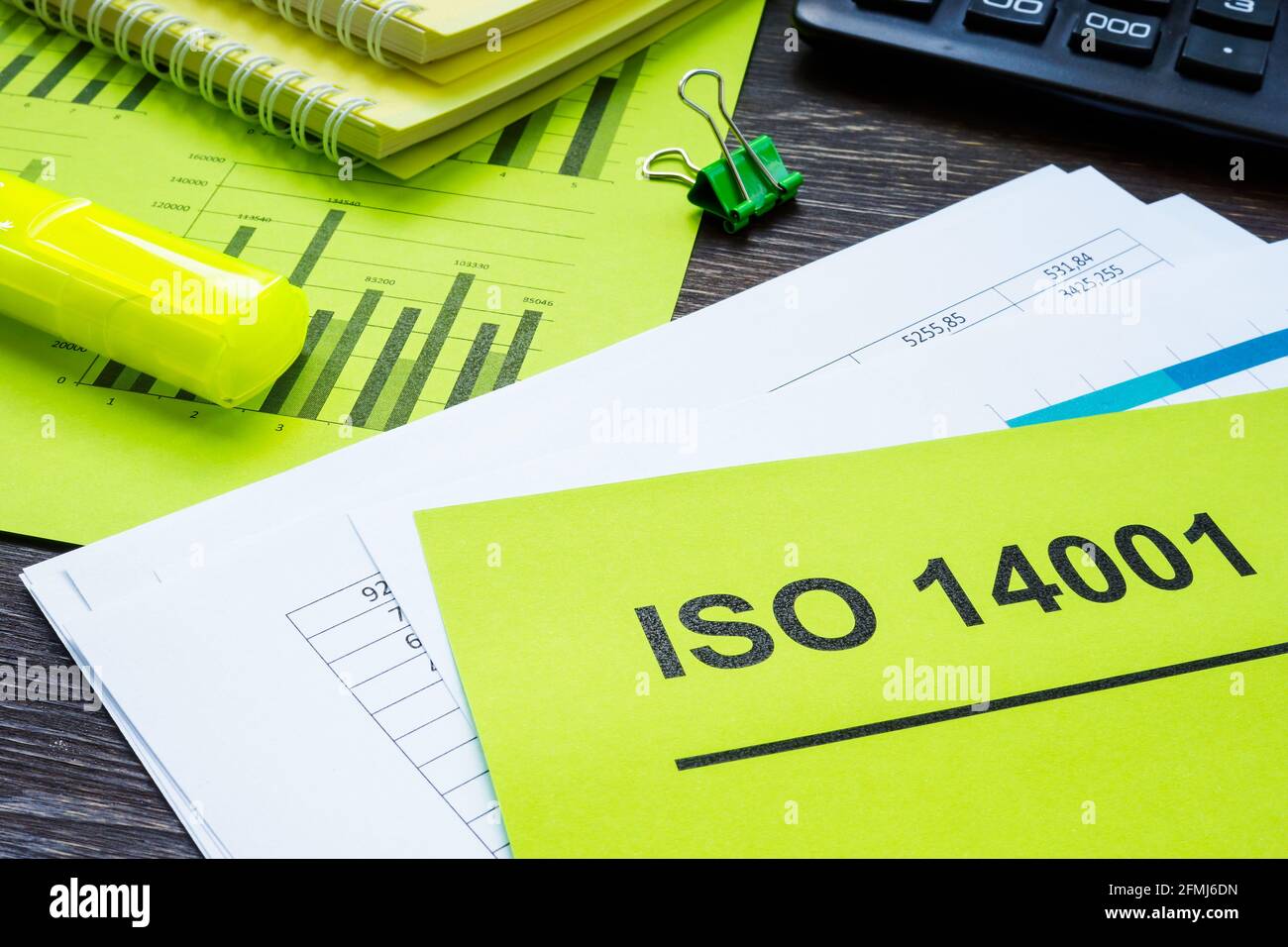 Stapel von Papieren über ISO 14001 im Büro. Stockfoto