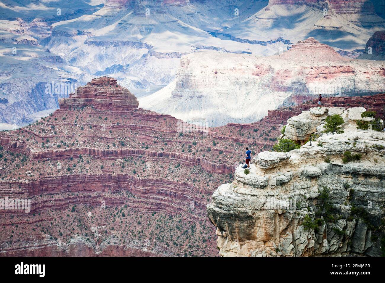 Menschen, die am Rand des Grand Canyon stehen Stockfoto