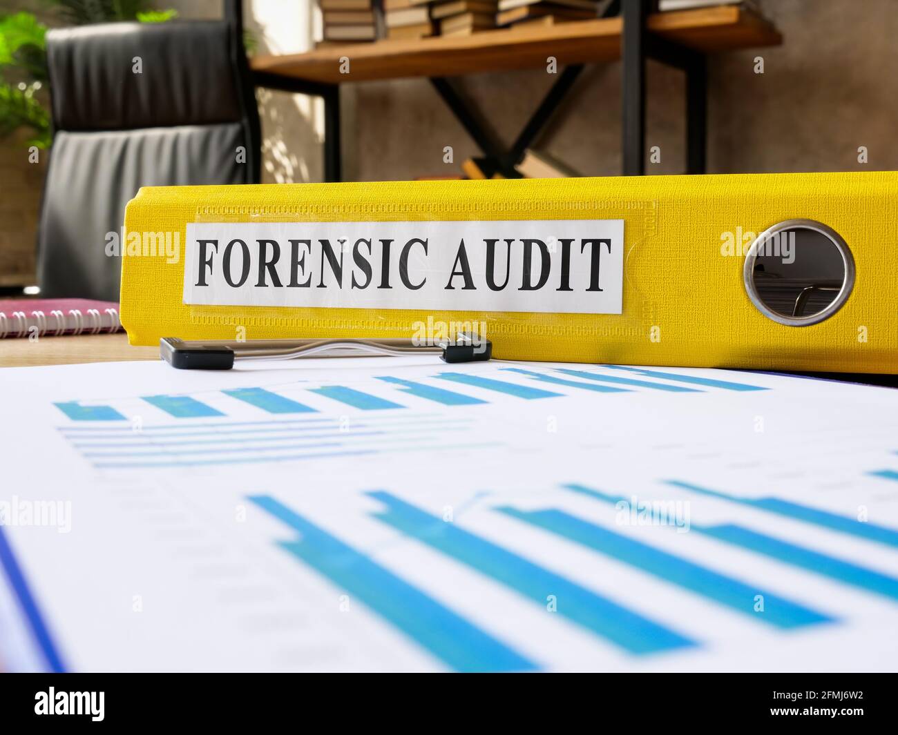 Forensische Audits führen zu gelben Ordnern und Papieren. Stockfoto