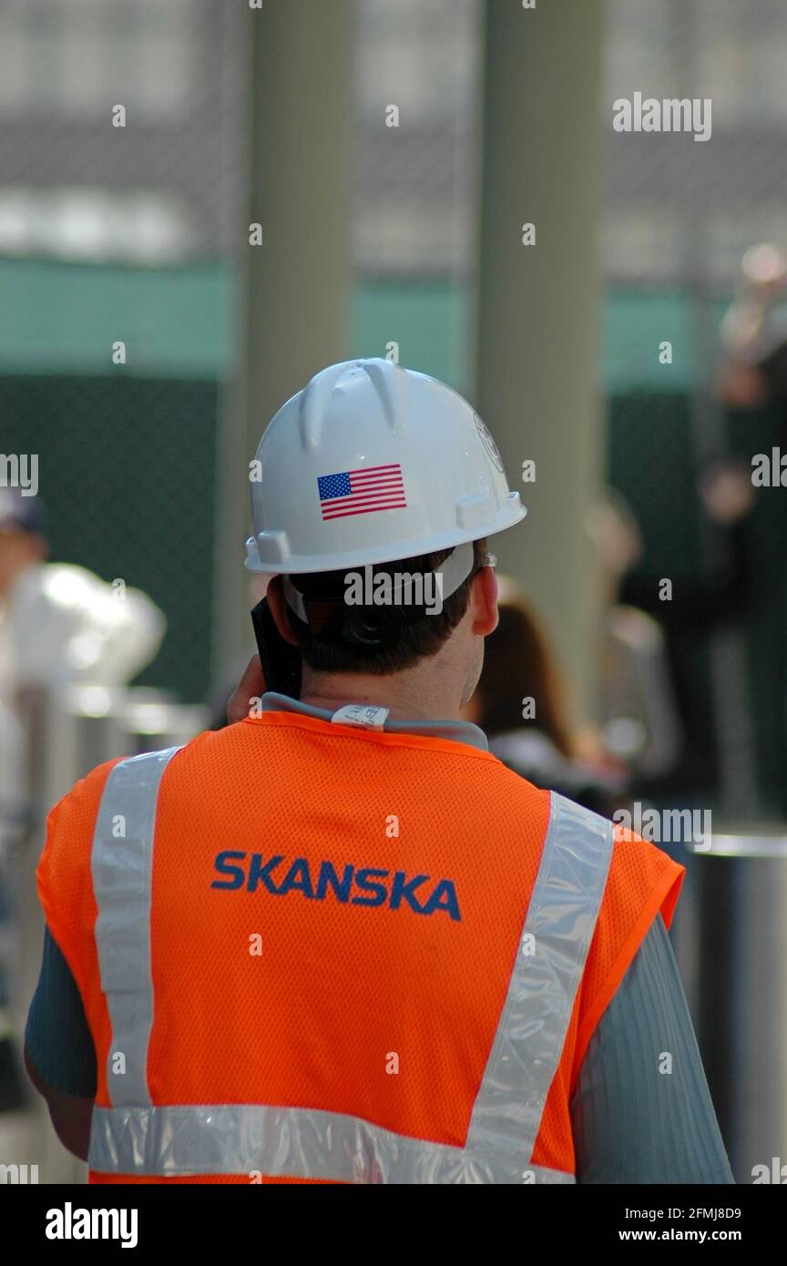 Ein Skanska-Bauarbeiter in einem Hut mit Sternen- und Streifenflagge auf dem Gelände von Ground Zero des World Trade Center, New York City, USA. September 2007 Stockfoto