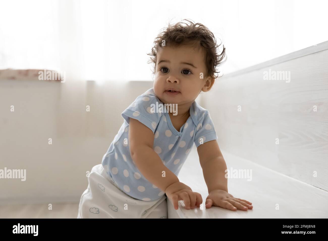 Niedliche kleine afroamerikanische Baby Kind spielen zu Hause Stockfoto