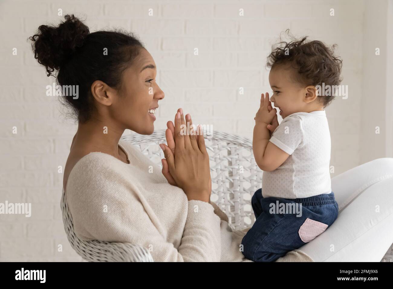 Liebevolle afroamerikanische Mutter spielen mit Baby Tochter Stockfoto
