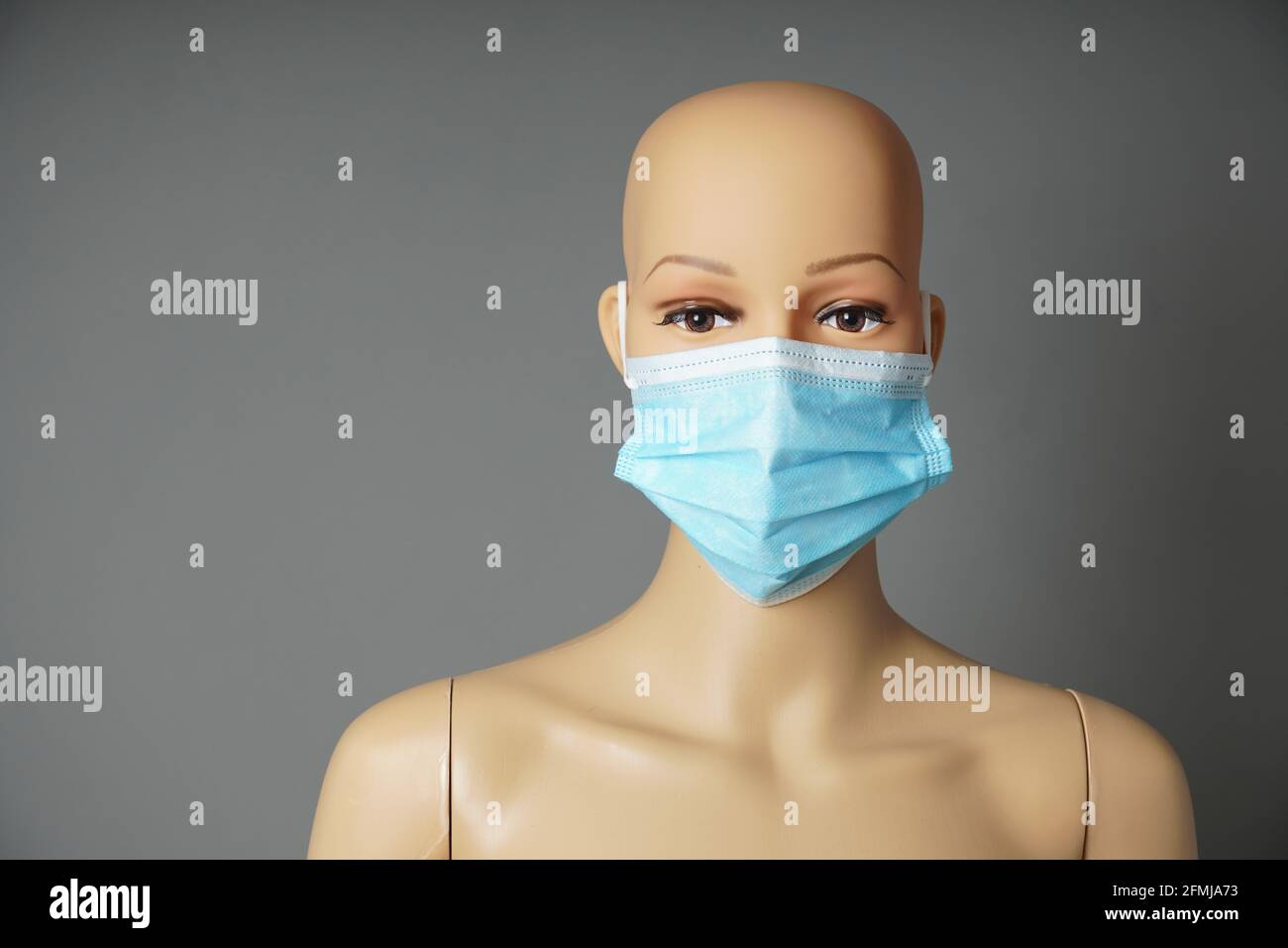 Schaufensterpuppe oder Schaufensterpuppe mit medizinischem Gesicht Maske Stockfoto