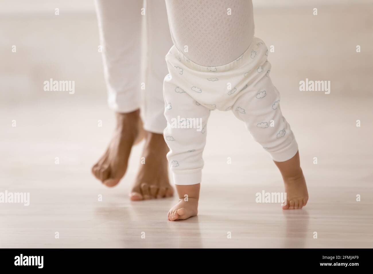 Nahaufnahme von Kleinkind Baby lernen Wandern Stockfoto