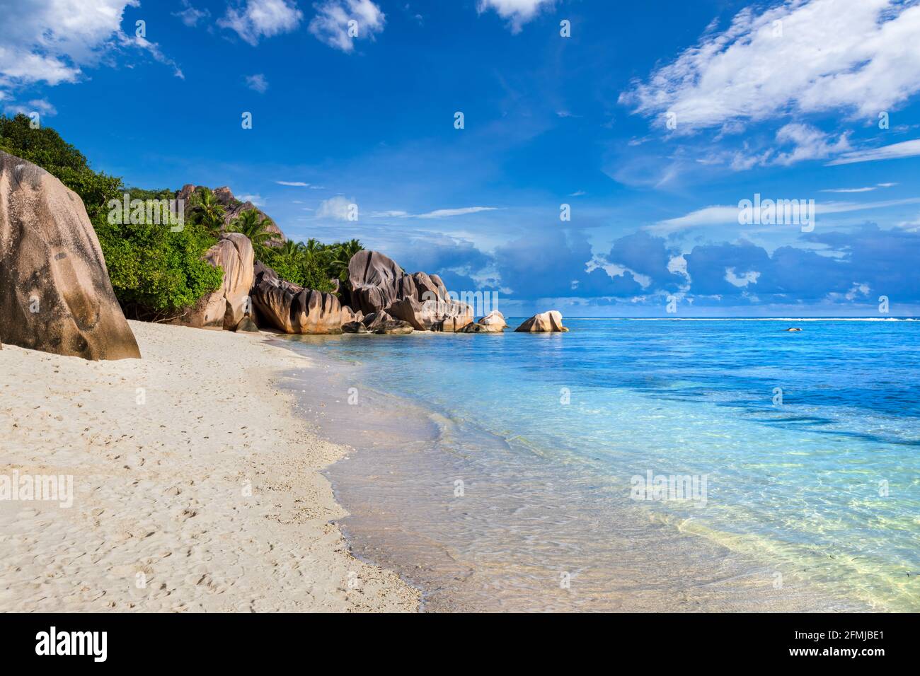 Strandziel für Sommerurlaub, Anse Source d'Argent in La Digue Seychellen. Paradiesische tropische Insel im indischen Ozean mit unberührter Wh Stockfoto