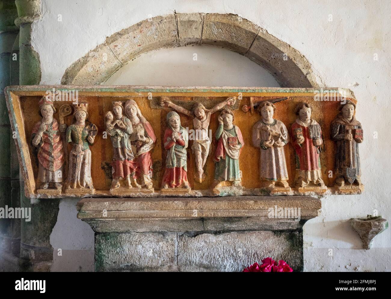 Altarbild aus polychromem Granit, aus dem 15.-16. Jahrhundert. Kapelle Sainte-Anne, Buléon, Morbihan, Bretagne, Frankreich Stockfoto