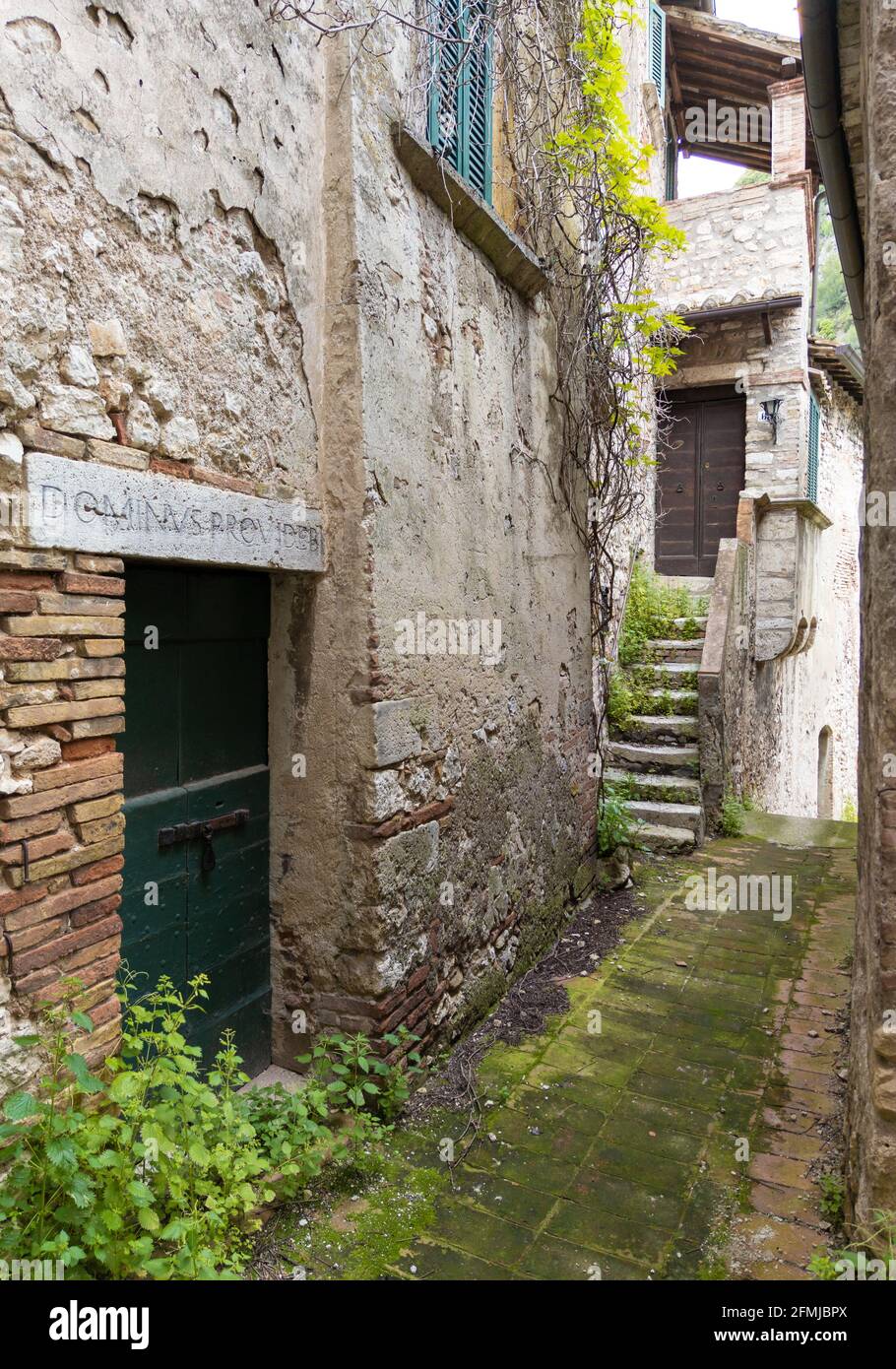 Gole del Nera (Narni, Italien) - die alte Eisenbahn, die in einen Radweg umgewandelt wurde, mit den eindrucksvollen Wahrzeichen des mittelalterlichen Dorfes Stifone, Umbrien Stockfoto