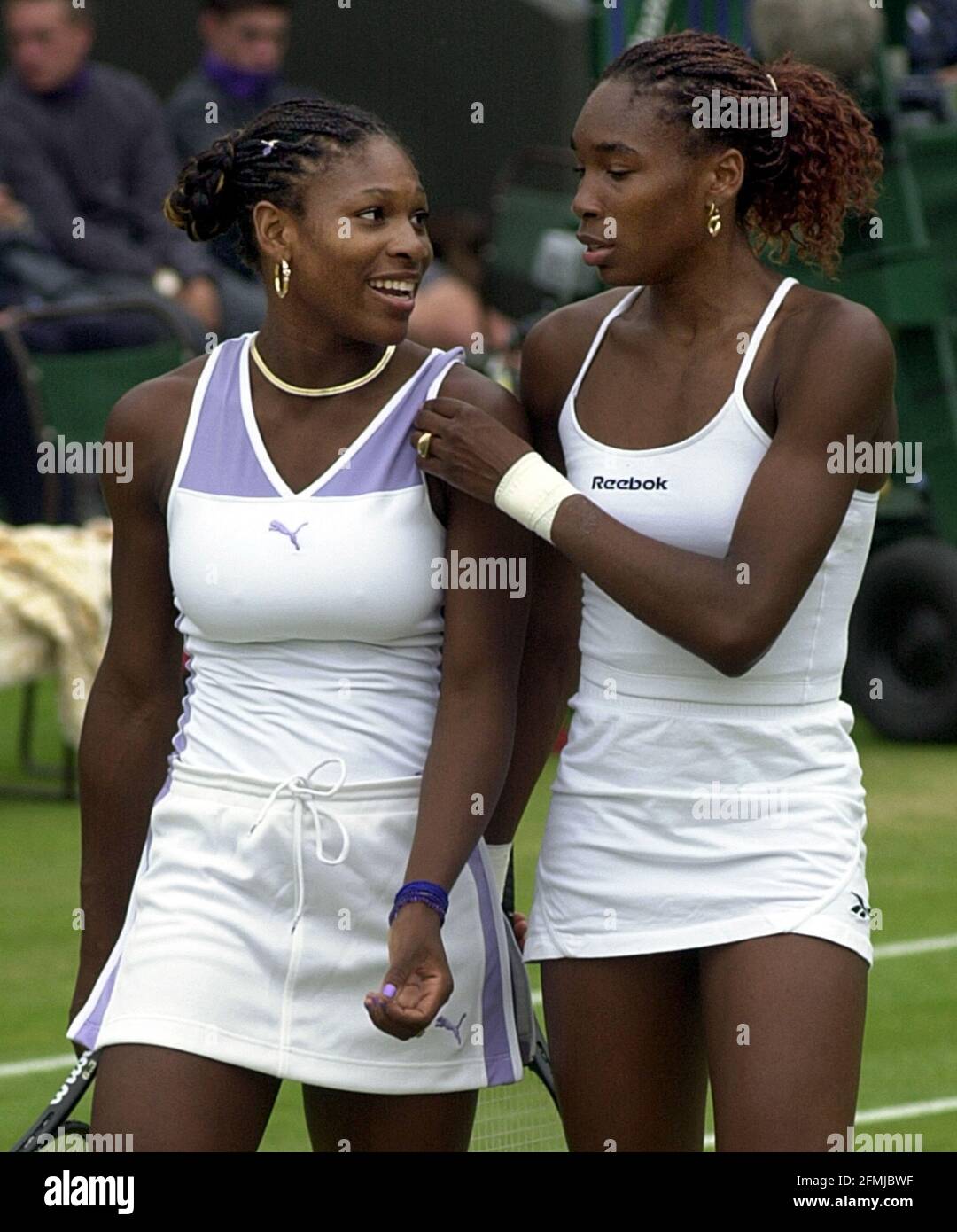 Die Schwestern Serena Williams und Venus Williams spielen im Juli 2000 im  Doppel In Wimbledon am Tag vor dem Treffen in den Singles Halbfinale  Stockfotografie - Alamy