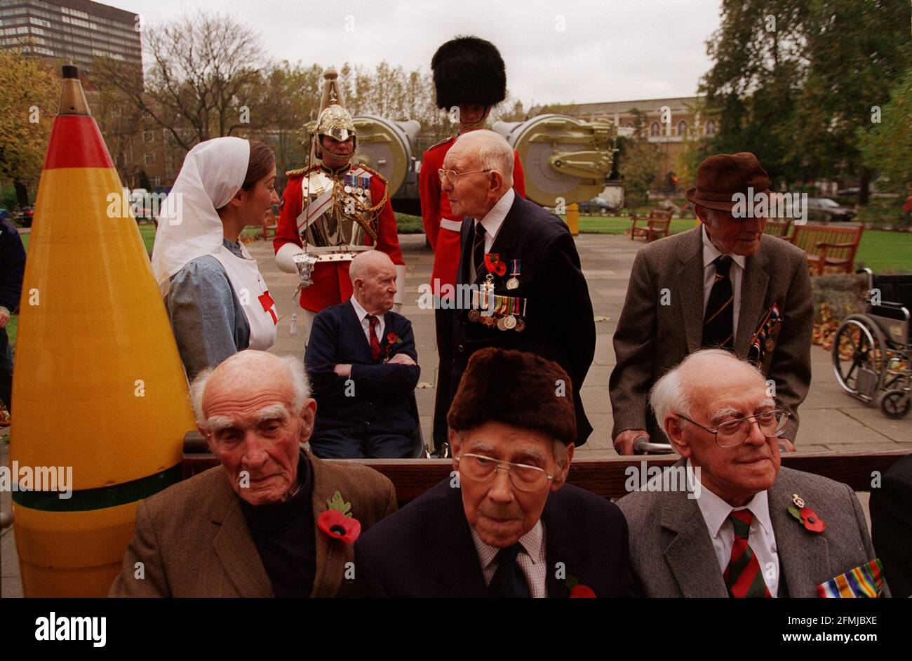 WORLD WAR ONE VETERANEN NOV 1999 SAMMLUNG VON VETERANEN VON DER ERSTE WELTKRIEG AUSSERHALB DES KAISERLICHEN KRIEGSMUSEUMS BEI DER EINFÜHRUNG VON TRIDENT PRESS'S SECHS VOLUMEN GESCHICHTE 'DIE GROSSER KRIEG“ Stockfoto