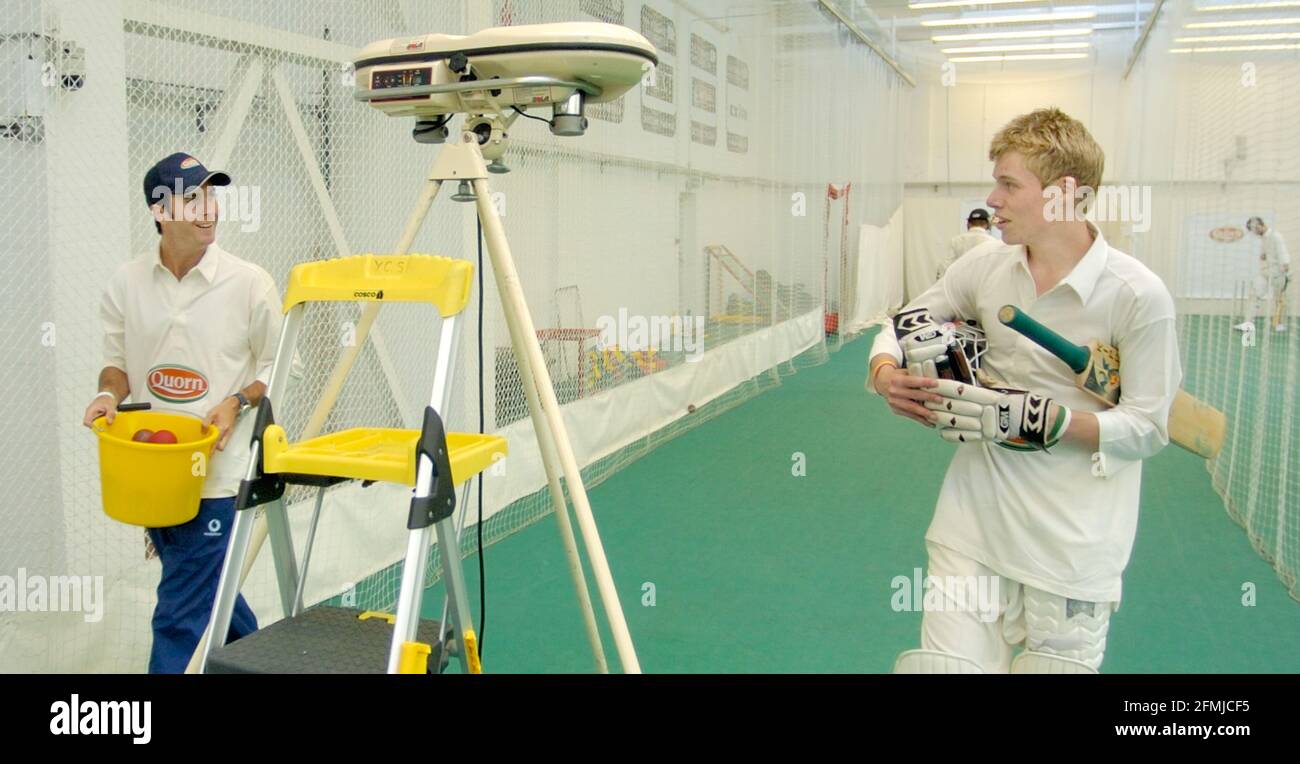 MICHAEL VAUGHAN IM INDOOR-CRICKET BEI HEADINGLIGH 16/9/2005 BILD DAVID ASHDOWN. CRICKET Stockfoto