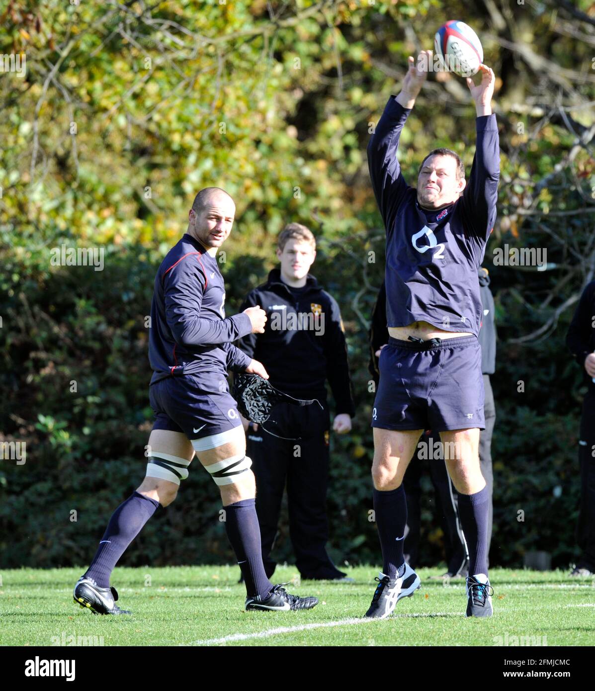 England Rugby Team Training im Penny Hill Park für ihr Spiel mit Australien. Steve Thompson und Steve Borthwick. 4/11/09. BILD DAVID ASHDOWN Stockfoto