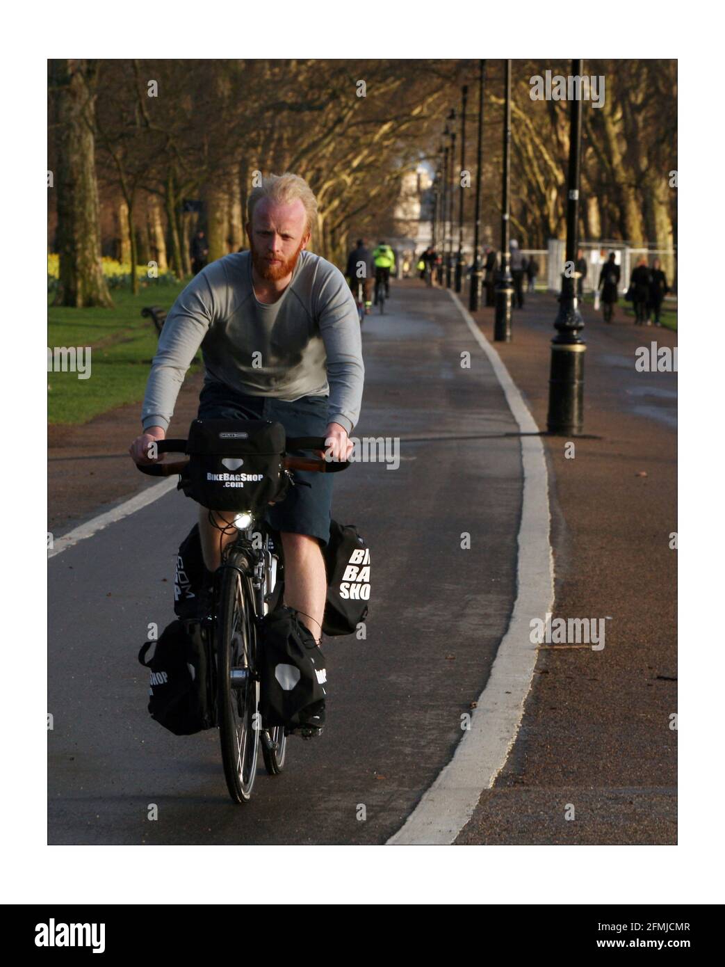 James Bowthorpe fährt mit seinem Fahrrad um die Welt für wohltätige Zwecke „Whats Driving Parkinson“, interviewt von Simon Usborne, Foto von David Sandison The Independent Stockfoto