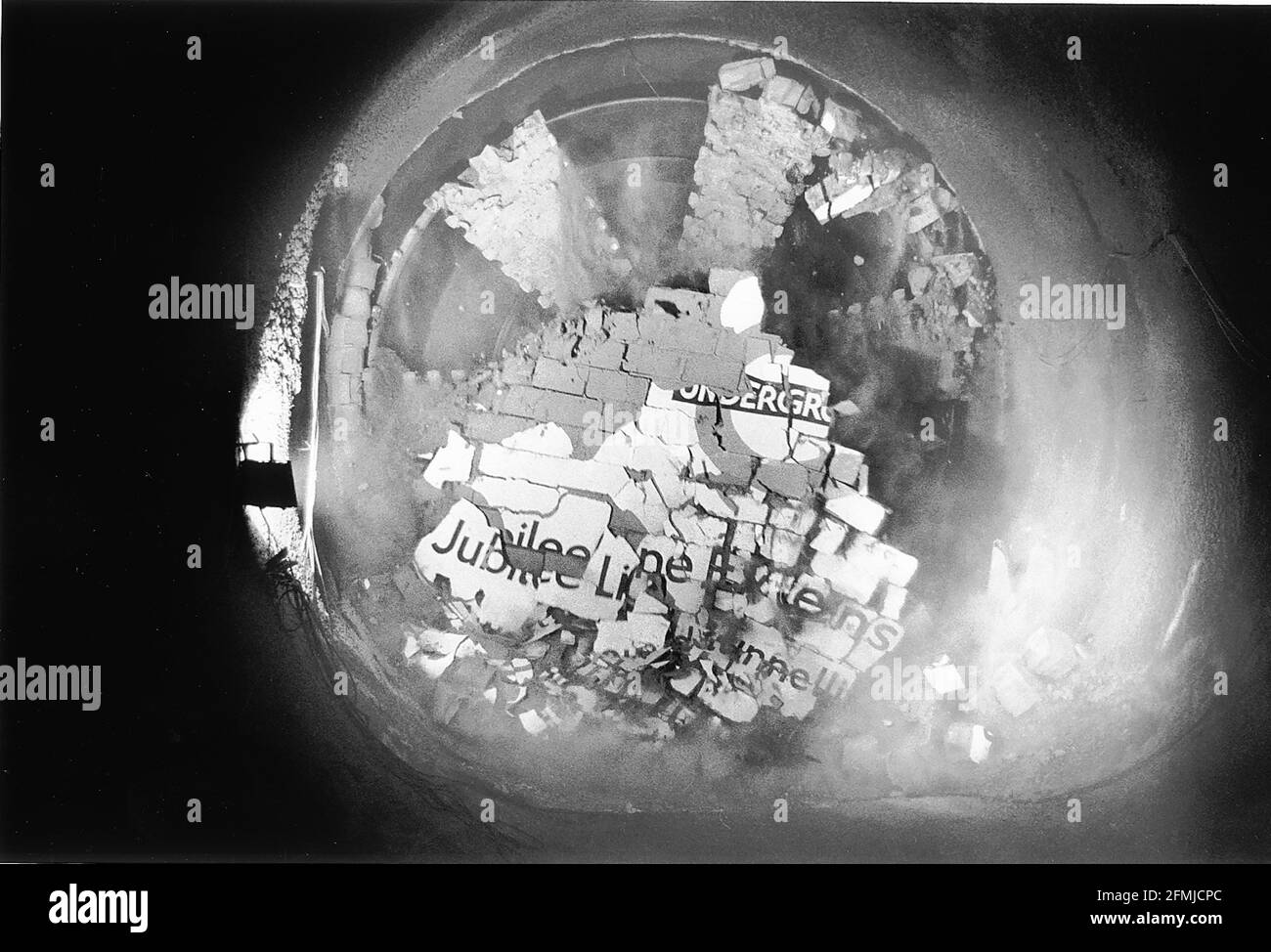 35 METER UNTER DER ERDE. EINE TUNNELBOHRMASCHINE STÜRZT BEI DER DURCHBRUCHZEREMONIE FÜR DIE JUBILEE-LINIENERWEITERUNG DURCH EINE NEU GEBAUTE BREEZEBLOCK-WAND Stockfoto