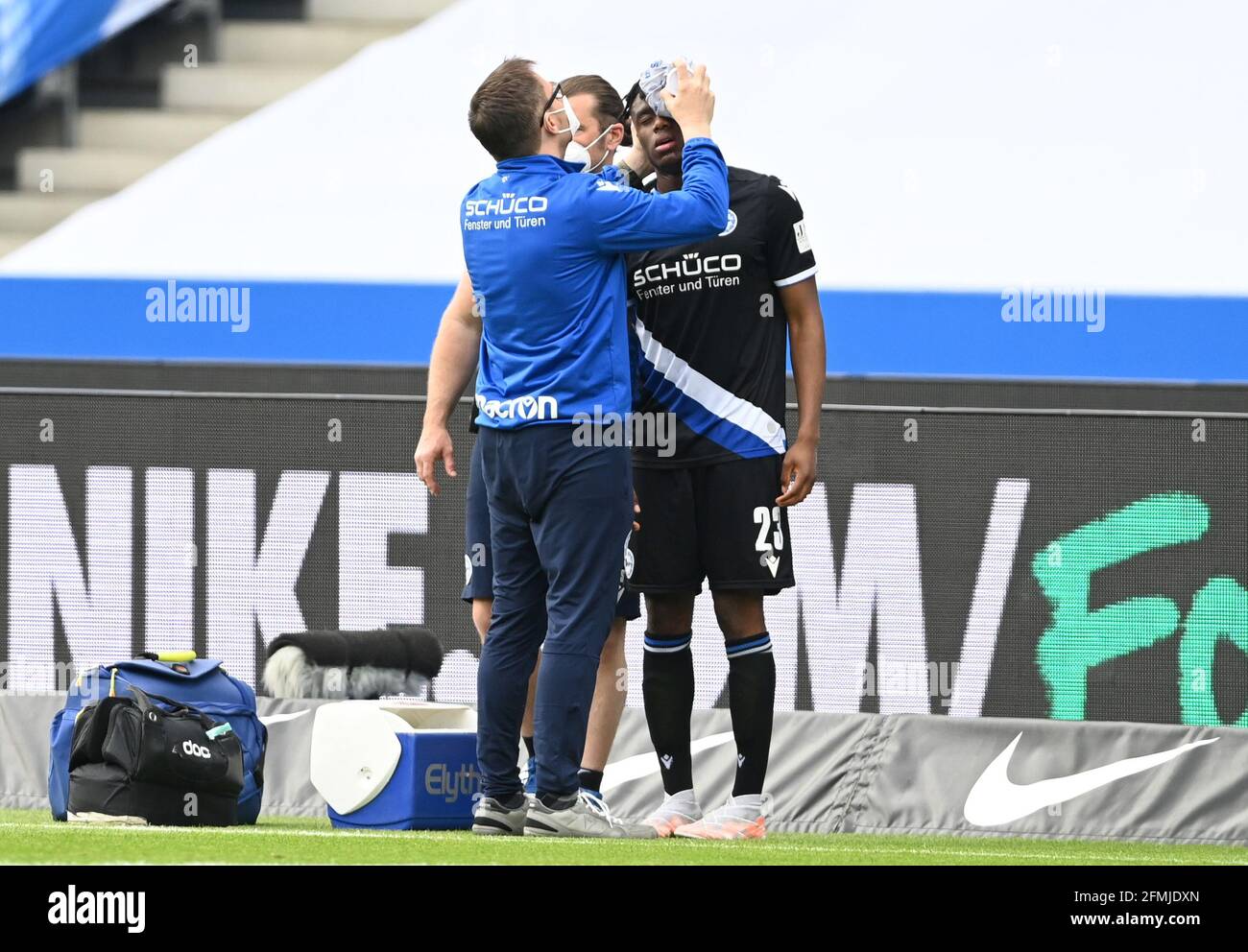 Berlin, Deutschland. Mai 2021. Fußball, Bundesliga, Matchday 32 im Olympiastadion. Hertha BSC - Arminia Bielefeld. Bielefelder Verteidiger Anderson Lucoqui wird am Kopf behandelt. Kredit: Soeren Sache/dpa-Zentralbild/dpa - WICHTIGER HINWEIS: Gemäß den Bestimmungen der DFL Deutsche Fußball Liga und/oder des DFB Deutscher Fußball-Bund ist es untersagt, im Stadion und/oder vom Spiel aufgenommene Fotos in Form von Sequenzbildern und/oder videoähnlichen Fotoserien zu verwenden oder zu verwenden./dpa/Alamy Live News Stockfoto