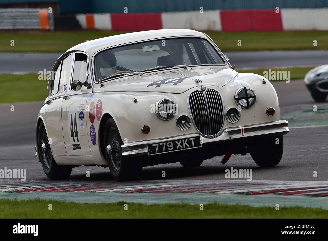 Nick Whale, Harry Whale, Jaguar Mk II, Jaguar E-Type, Jaguar Classic Challenge for Pre-66 Jaguar Cars, Donington Historic Festival, Donington Park, en Stockfoto