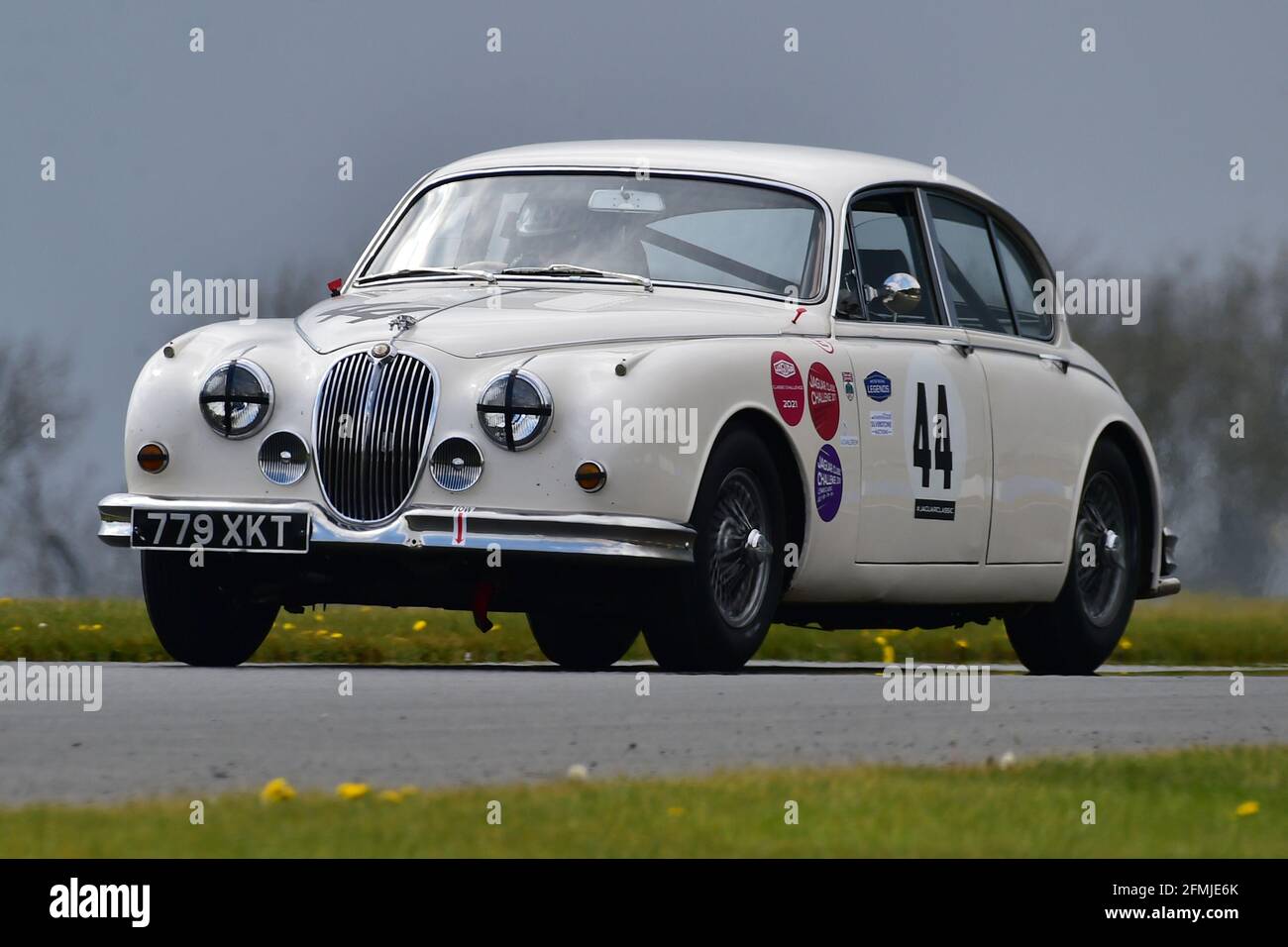 Nick Whale, Harry Whale, Jaguar Mk II, Jaguar E-Type, Jaguar Classic Challenge for Pre-66 Jaguar Cars, Donington Historic Festival, Donington Park, en Stockfoto