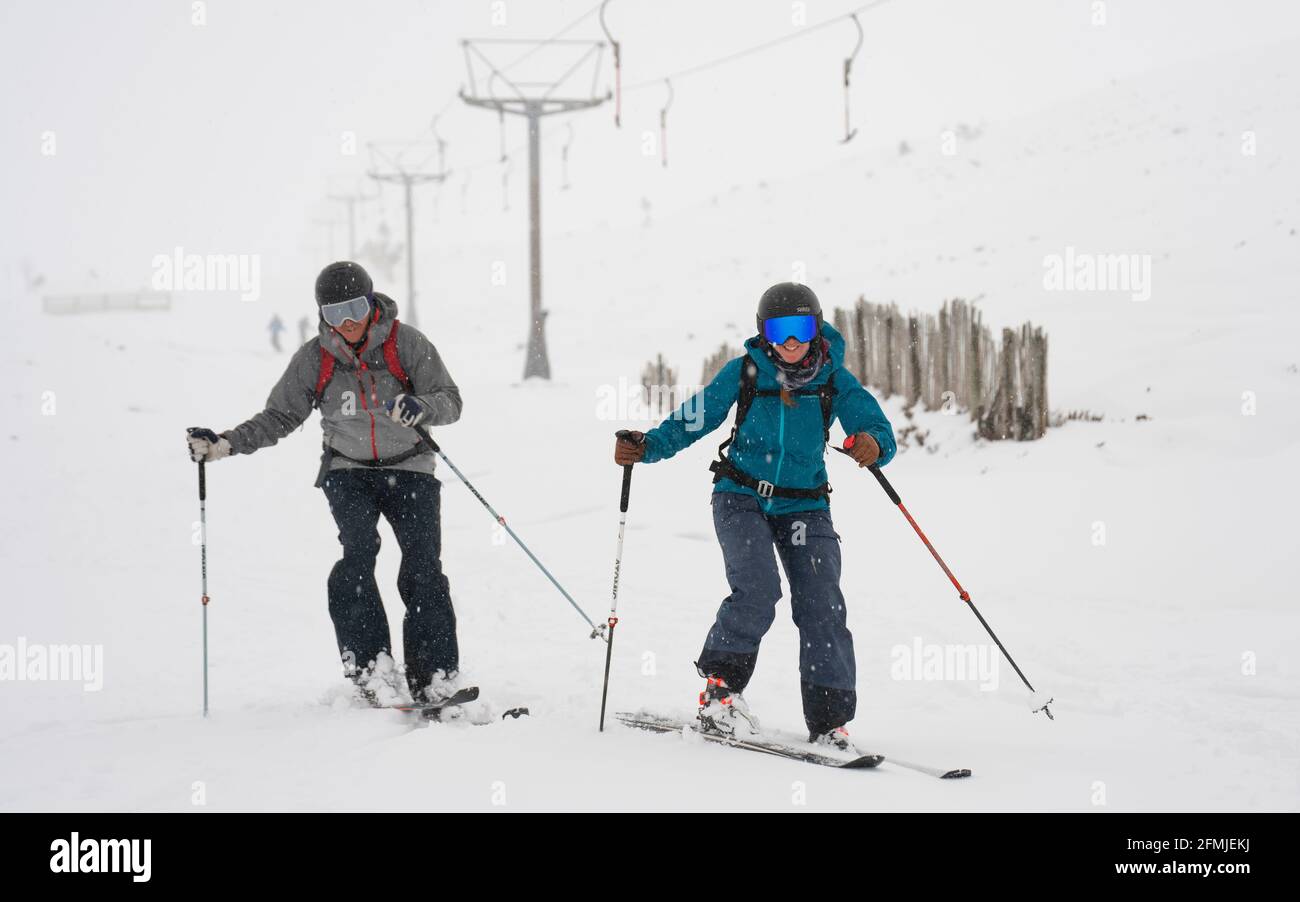 Backcountry-Skifahrer auf Pisten im Skizentrum in der Nähe von Aviemore nach schweren Schneefällen über Nacht im Cairngorms National Park, Schottland, Großbritannien Stockfoto