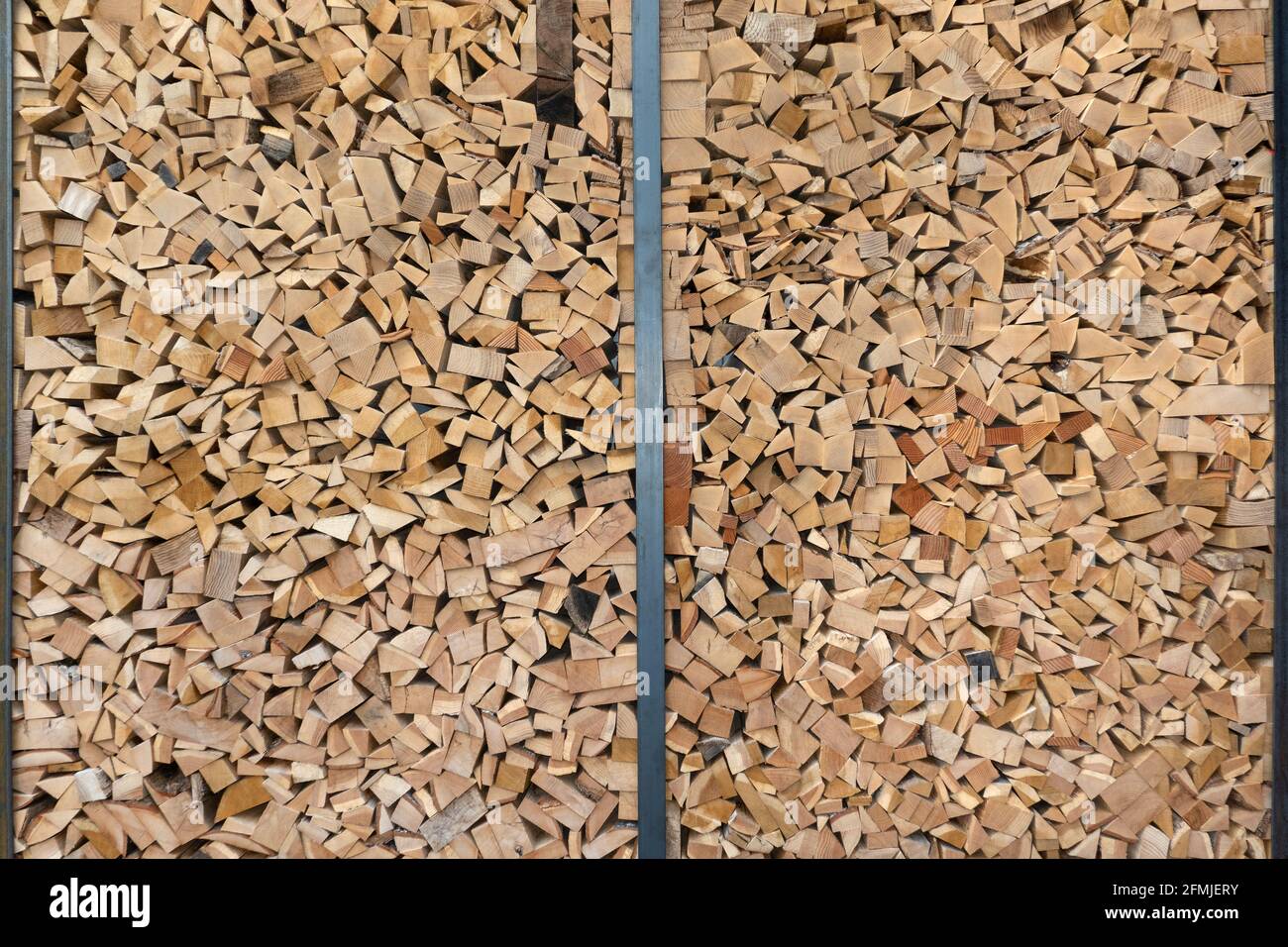 Gestapeltes Brennholz mit Teilen von Brettern und Holzstreifen Stockfoto