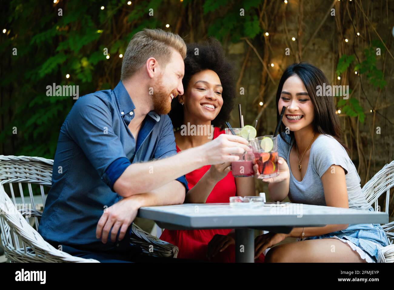 Multirassische Gruppe von Freunden, die Spaß haben und im Restaurant reden Stockfoto