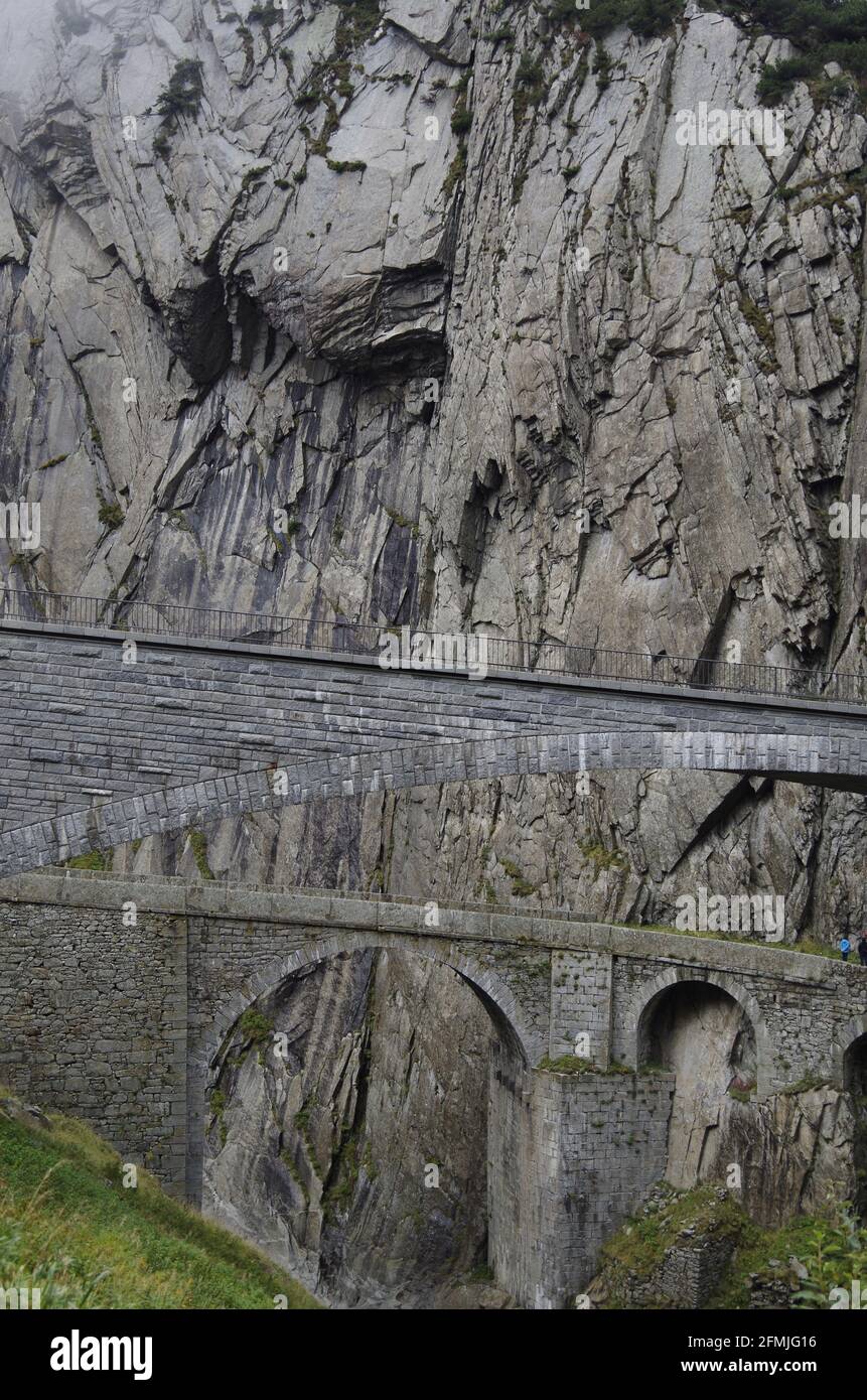 Die zweite (1830) Teufelsbrücke, Teufelsbrücke, über die obere Schollenenschlucht, mit der Straßenbrücke 1958 oberhalb und näher an der Kamera. Stockfoto